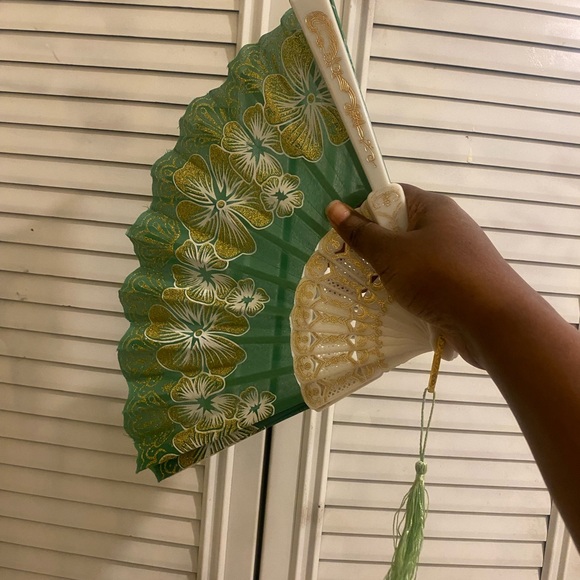 Elegant Green and Gold Floral Hand Fan - Picture 3 of 4